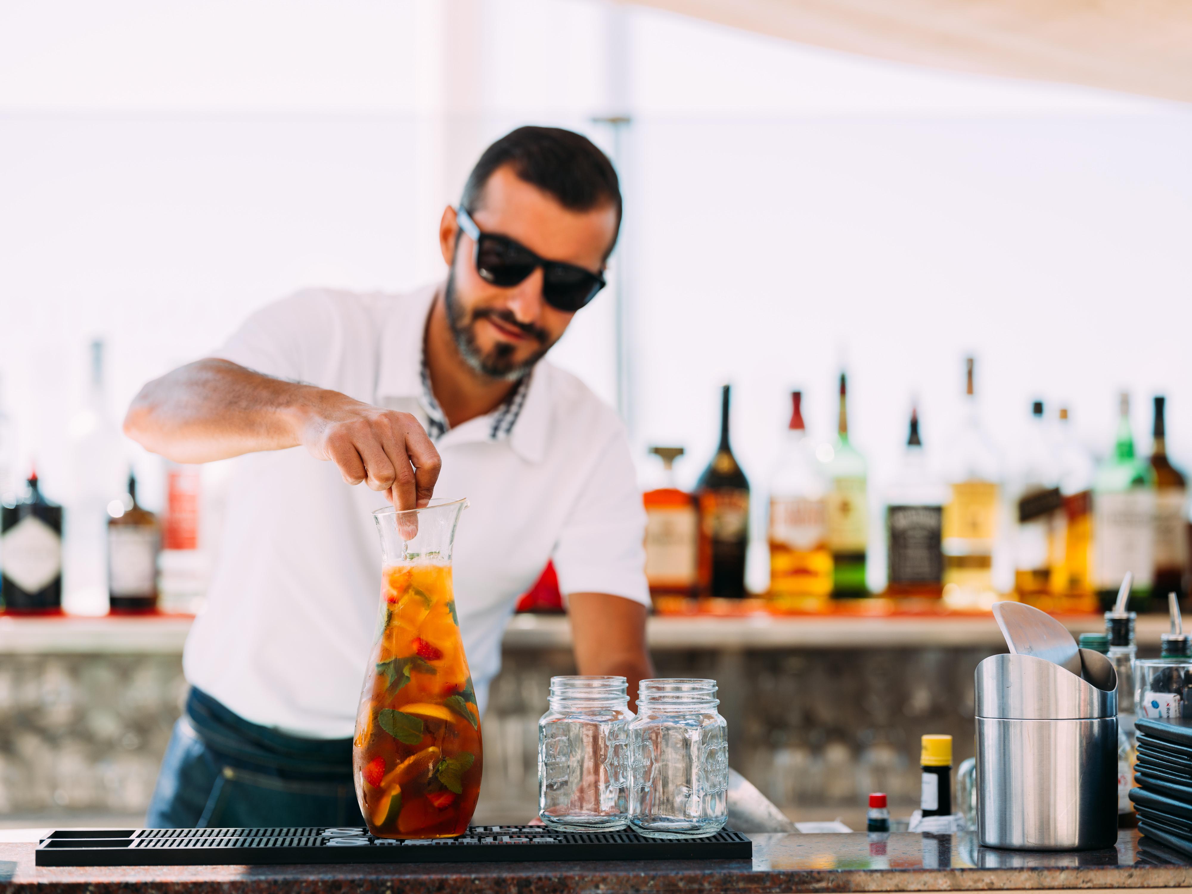 Bdl泽西大酒店&Spa 圣赫利尔泽西 外观 照片 Bartender preparing a cocktail