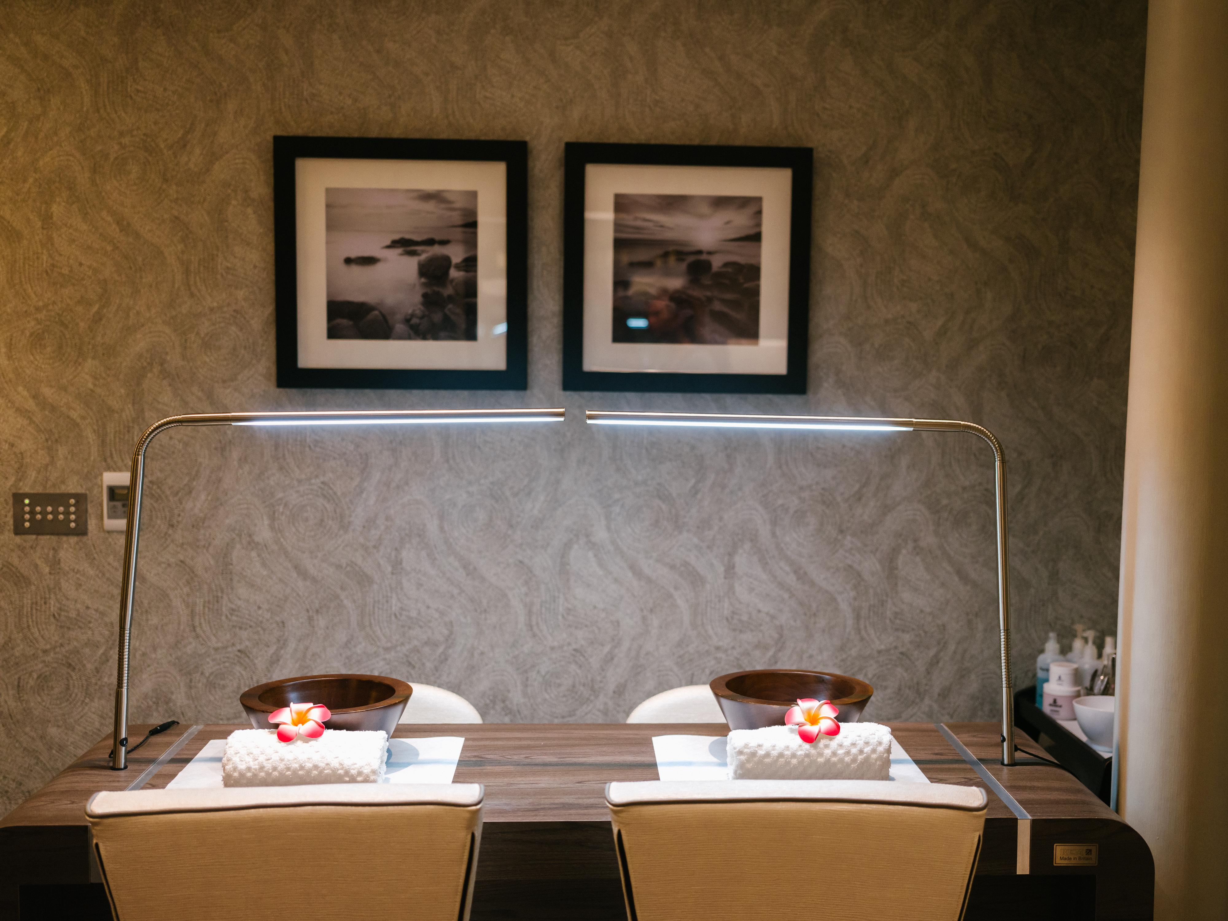 Bdl泽西大酒店&Spa 圣赫利尔泽西 外观 照片 A table with two bowls of fruit