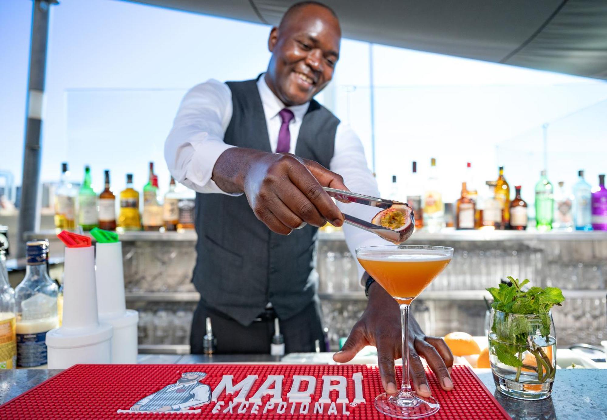Bdl泽西大酒店&Spa 圣赫利尔泽西 外观 照片 A bartender at work