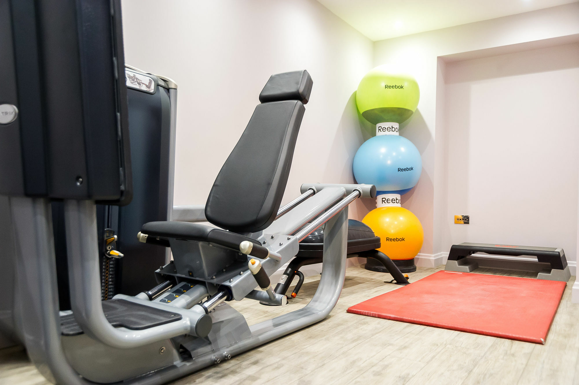Bdl泽西大酒店&Spa 圣赫利尔泽西 外观 照片 A leg press machine